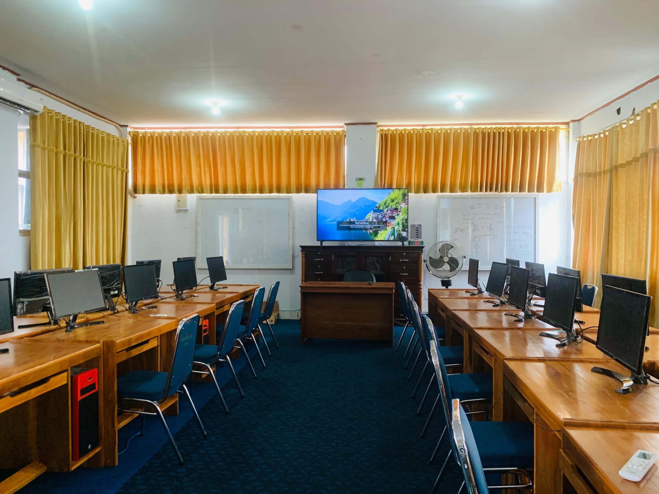 RUANGAN LAB KOMPUTER